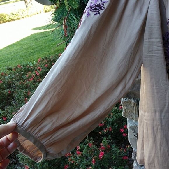 🦋 WHBM Off Shoulder Embroidered Blouse Small NWT - Picture 8 of 8